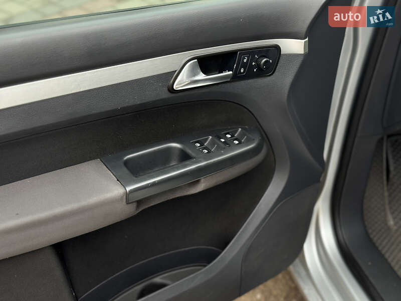 Минивэн Volkswagen Touran 2007 в Сарнах