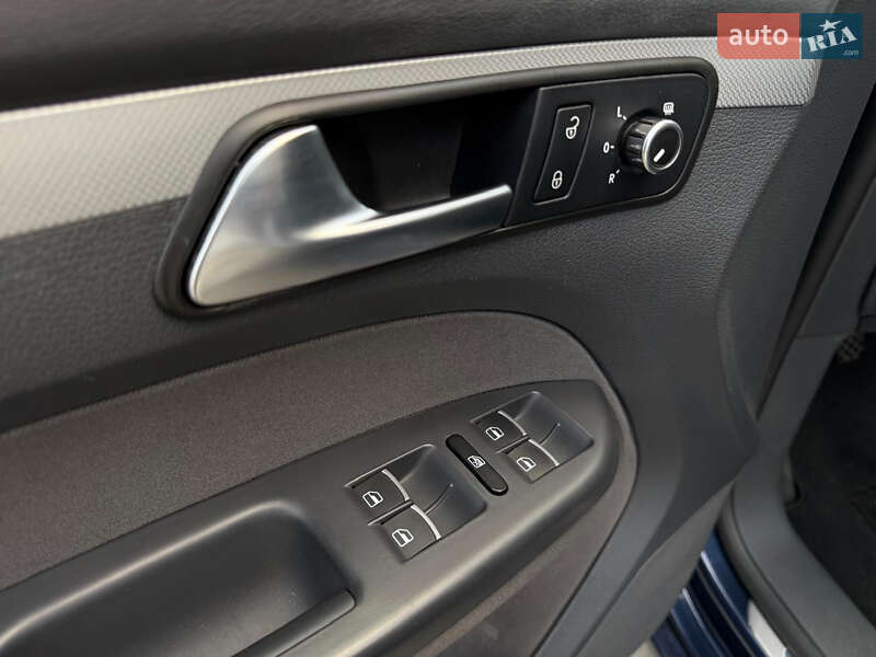 Минивэн Volkswagen Touran 2012 в Харькове