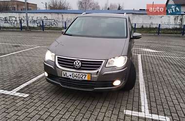 Минивэн Volkswagen Touran 2010 в Нововолынске