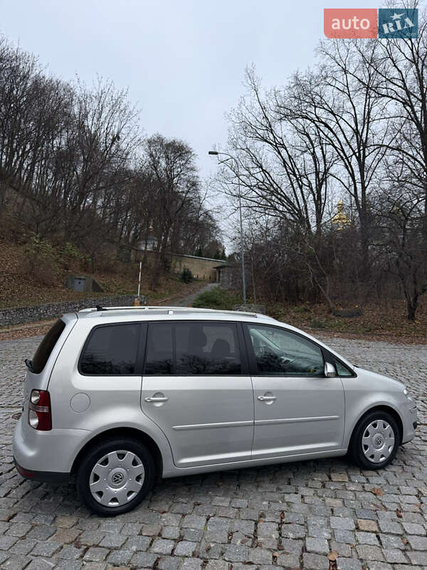 Минивэн Volkswagen Touran 2009 в Киеве