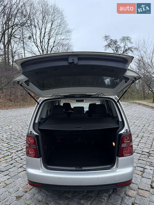 Минивэн Volkswagen Touran 2009 в Киеве