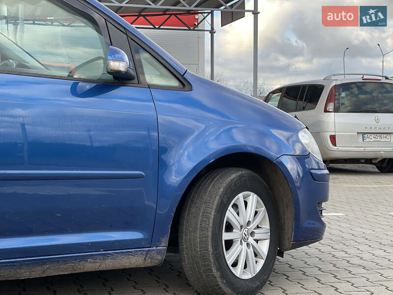 Минивэн Volkswagen Touran 2007 в Нововолынске