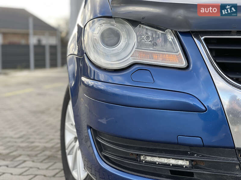 Минивэн Volkswagen Touran 2007 в Нововолынске