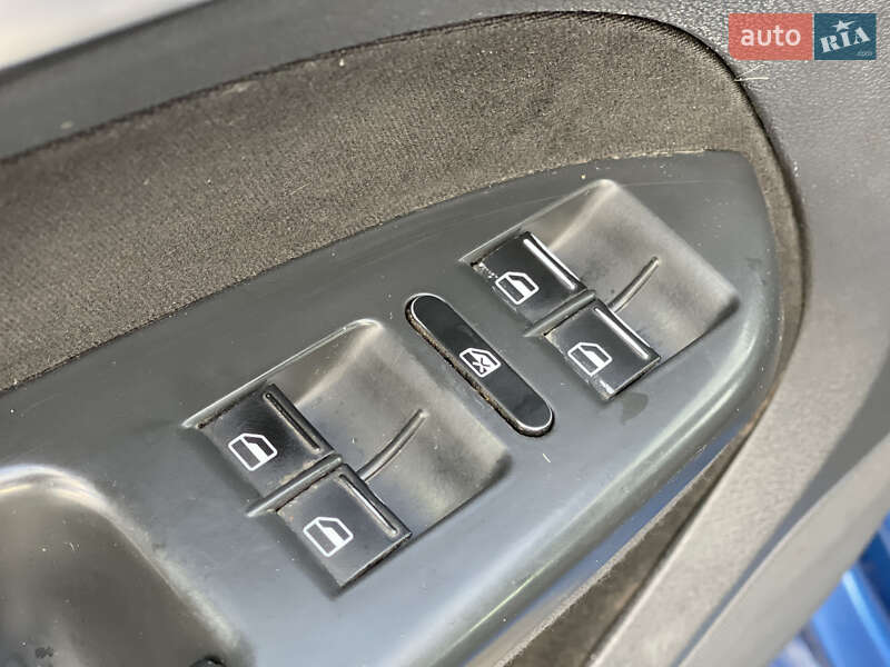 Минивэн Volkswagen Touran 2007 в Нововолынске