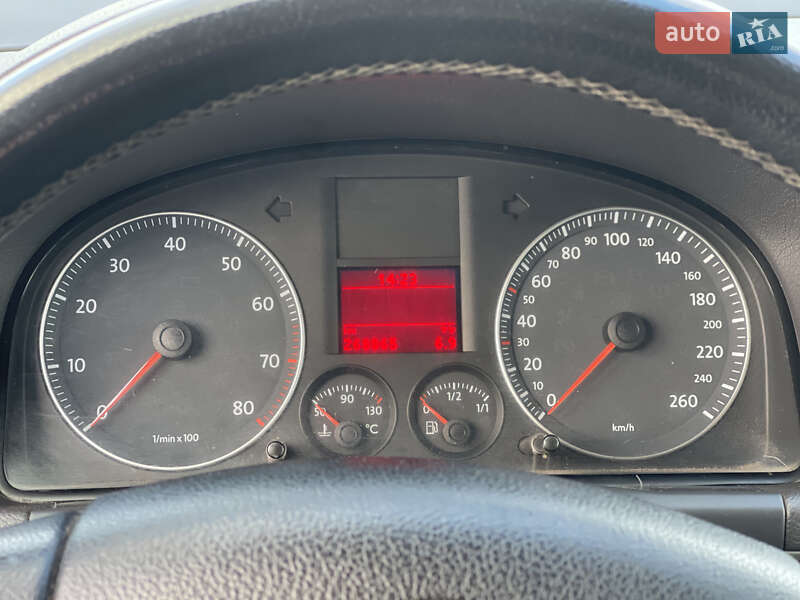 Минивэн Volkswagen Touran 2007 в Нововолынске