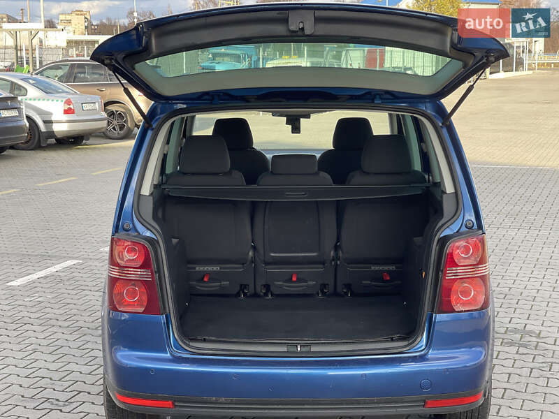 Минивэн Volkswagen Touran 2007 в Нововолынске