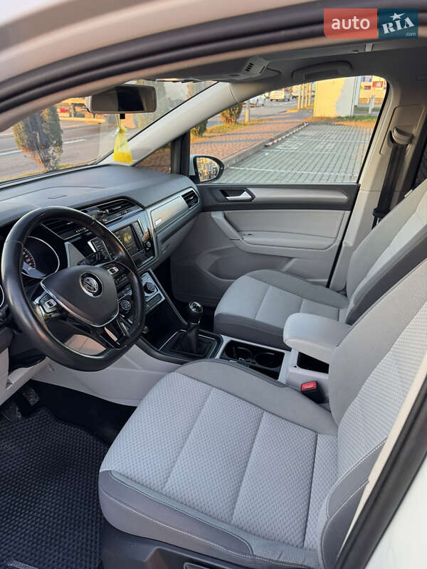 Микровэн Volkswagen Touran 2015 в Виноградове