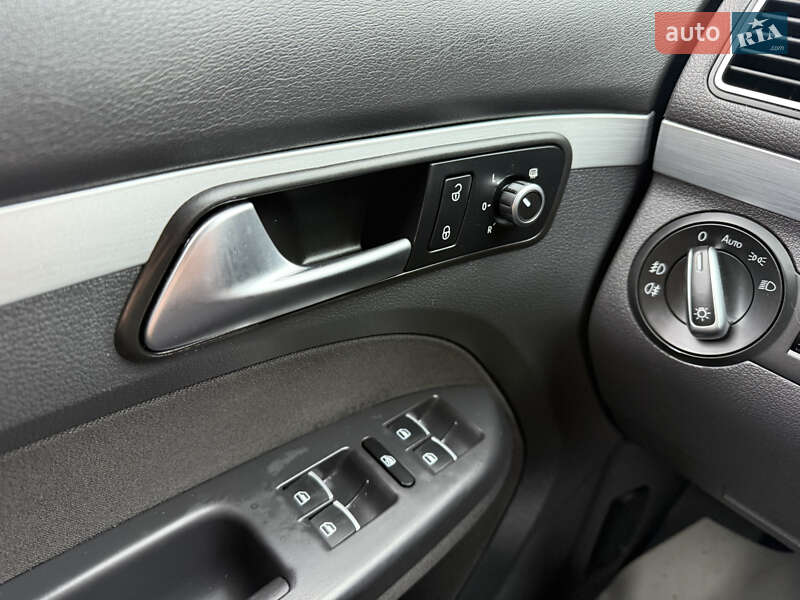 Минивэн Volkswagen Touran 2015 в Нововолынске