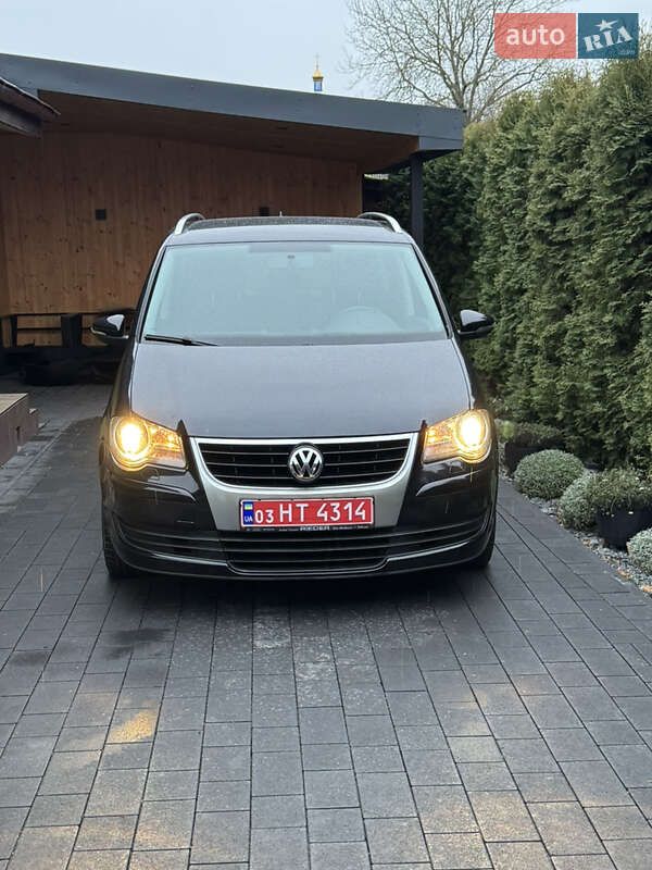 Минивэн Volkswagen Touran 2010 в Дубно