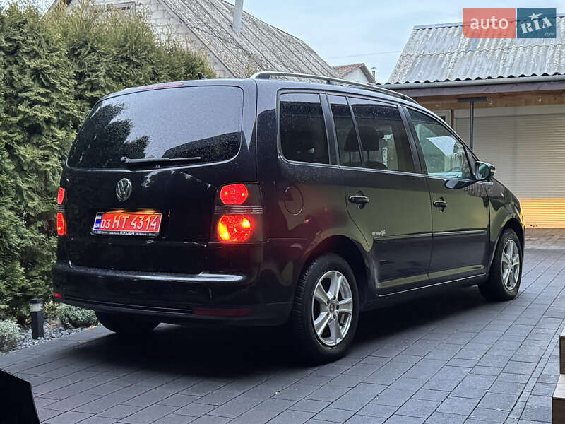 Минивэн Volkswagen Touran 2010 в Дубно