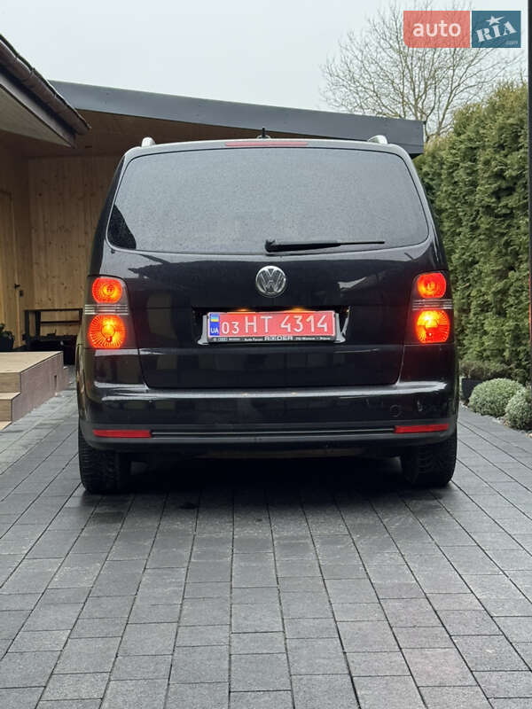 Минивэн Volkswagen Touran 2010 в Дубно