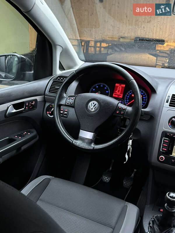 Минивэн Volkswagen Touran 2010 в Дубно