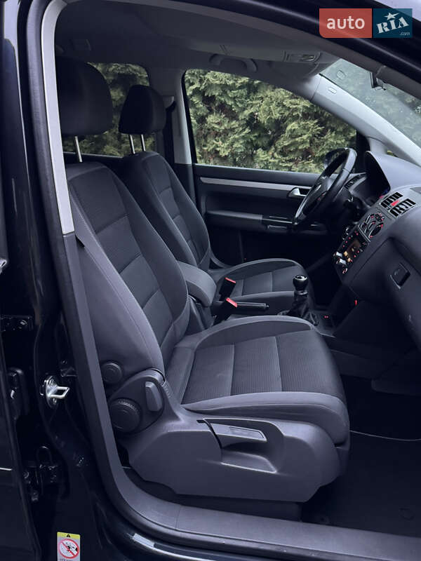 Минивэн Volkswagen Touran 2010 в Дубно