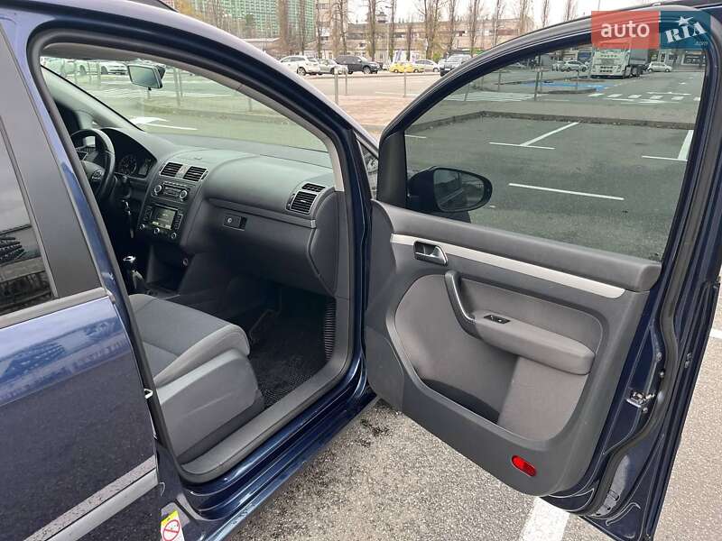 Минивэн Volkswagen Touran 2011 в Киеве