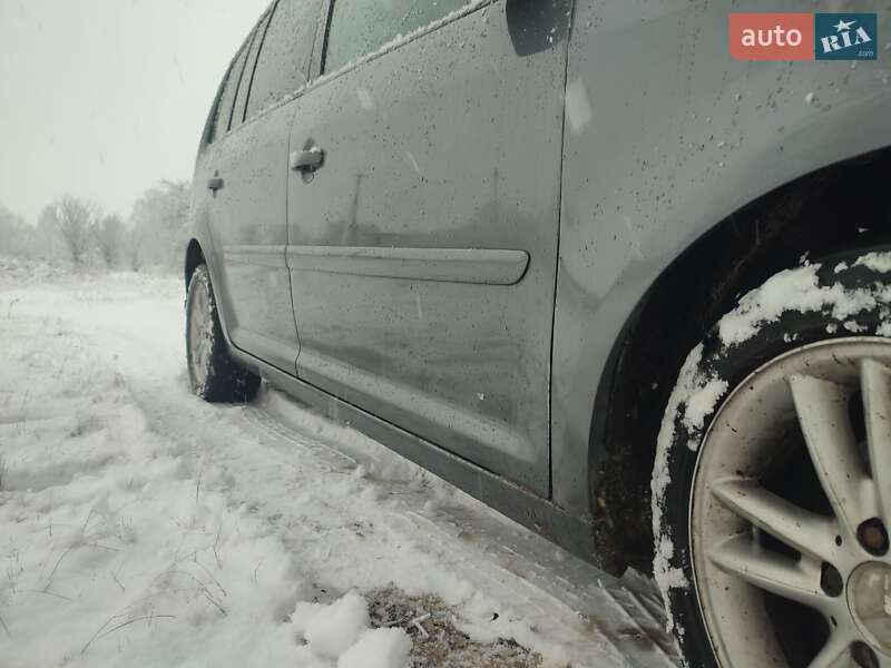 Минивэн Volkswagen Touran 2004 в Ратным