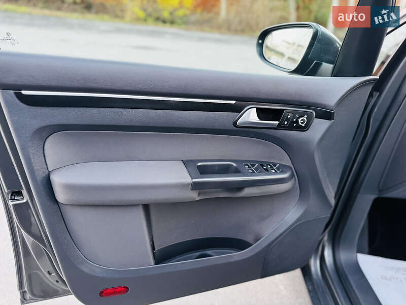 Мінівен Volkswagen Touran 2012 в Здолбуніві