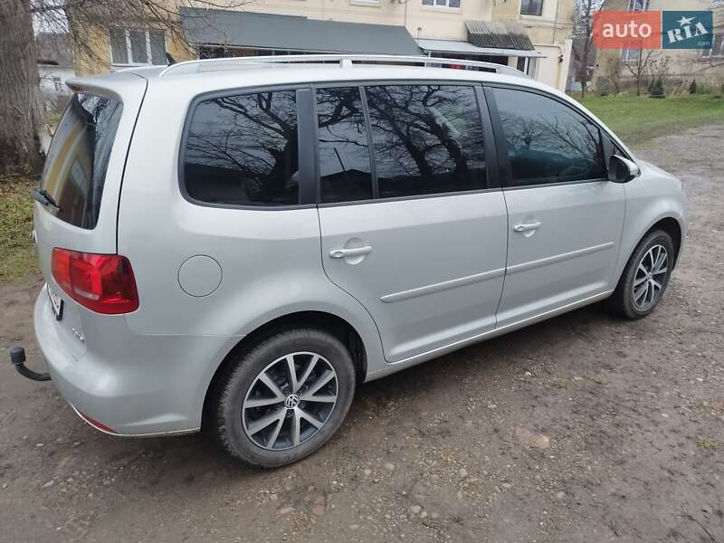 Мінівен Volkswagen Touran 2011 в Чернівцях