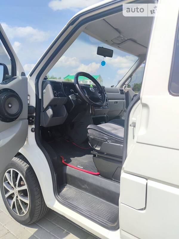 Универсал Volkswagen Transporter 2003 в Нововолынске