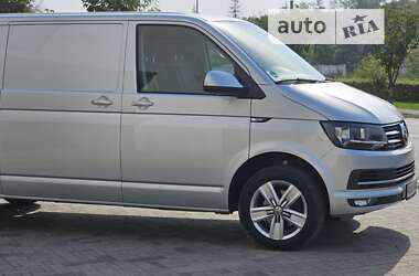 Вантажний фургон Volkswagen Transporter 2016 в Іршаві