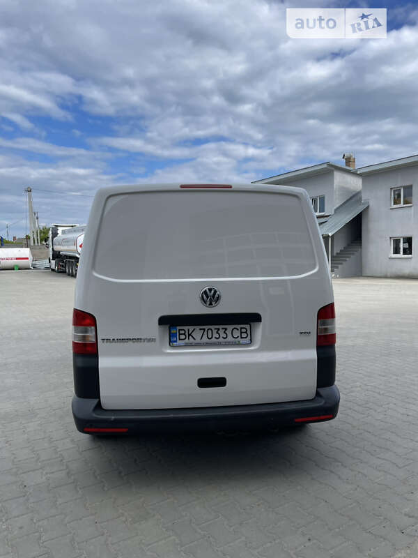 Грузовой фургон Volkswagen Transporter 2013 в Сарнах