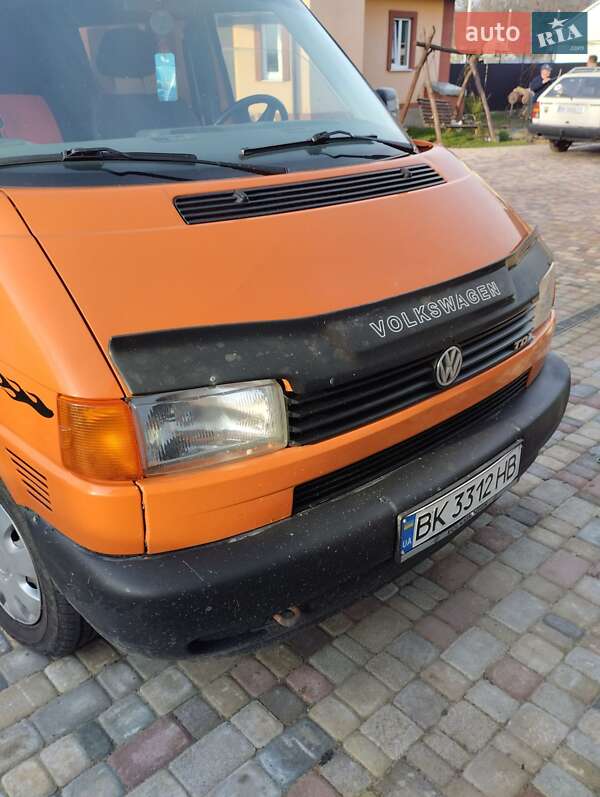 Минивэн Volkswagen Transporter 2000 в Вараше