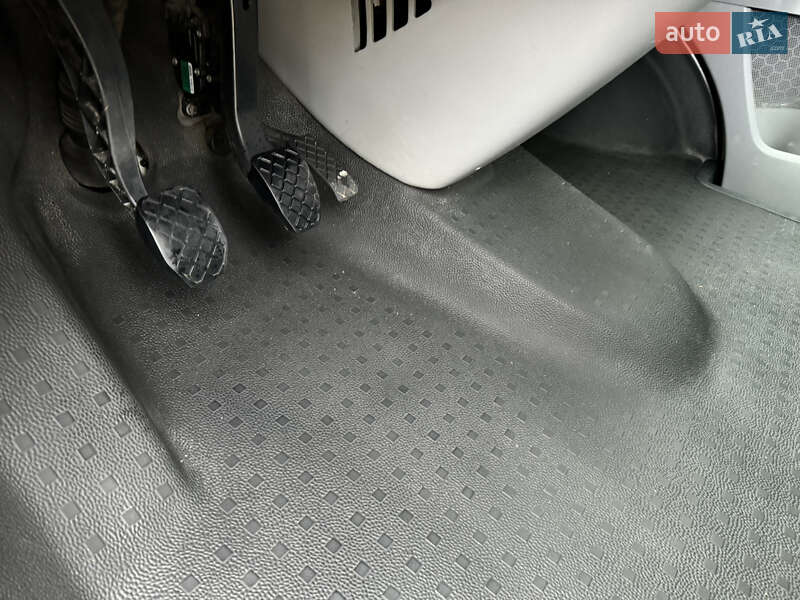 Грузовой фургон Volkswagen Transporter 2011 в Стрые