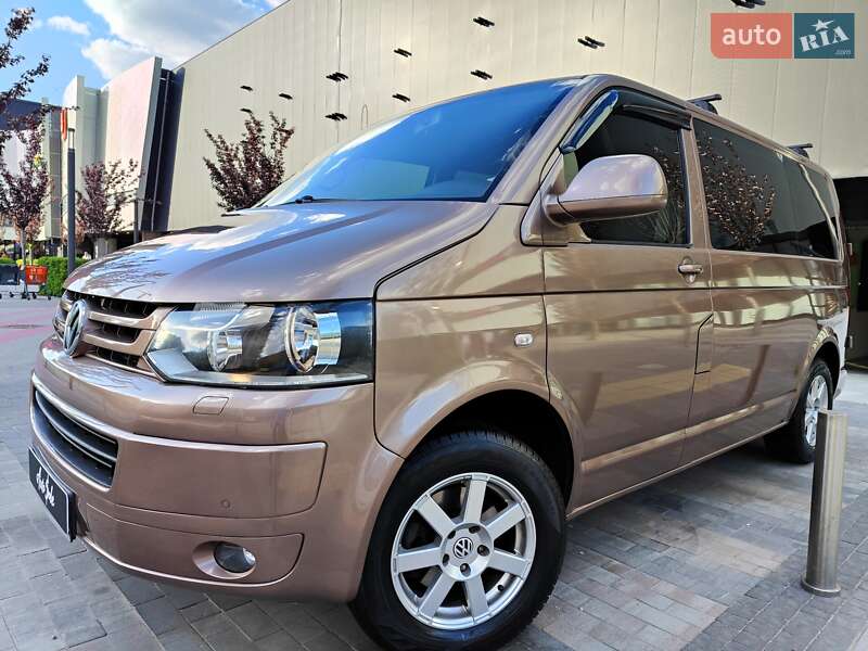 Минивэн Volkswagen Transporter 2010 в 