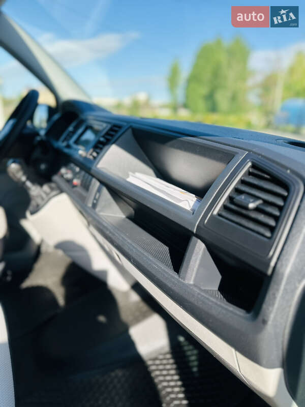 Вантажний фургон Volkswagen Transporter 2017 в Рівному