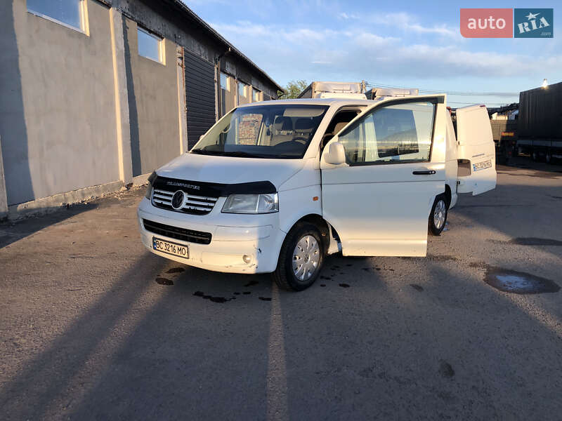 Вантажний фургон Volkswagen Transporter 2003 в Жовкві