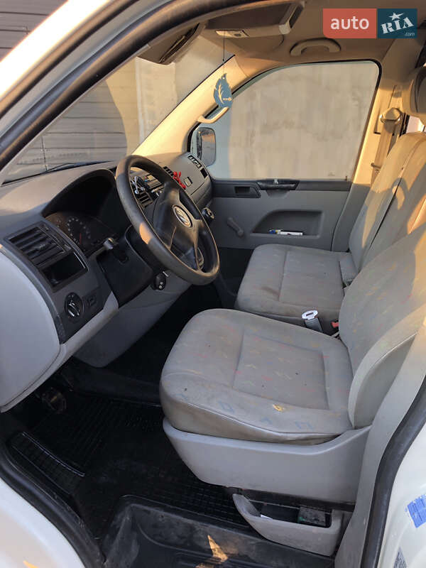 Вантажний фургон Volkswagen Transporter 2003 в Жовкві