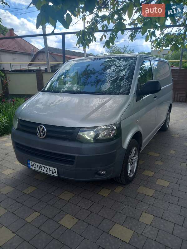 Грузовой фургон Volkswagen Transporter 2012 в Ужгороде