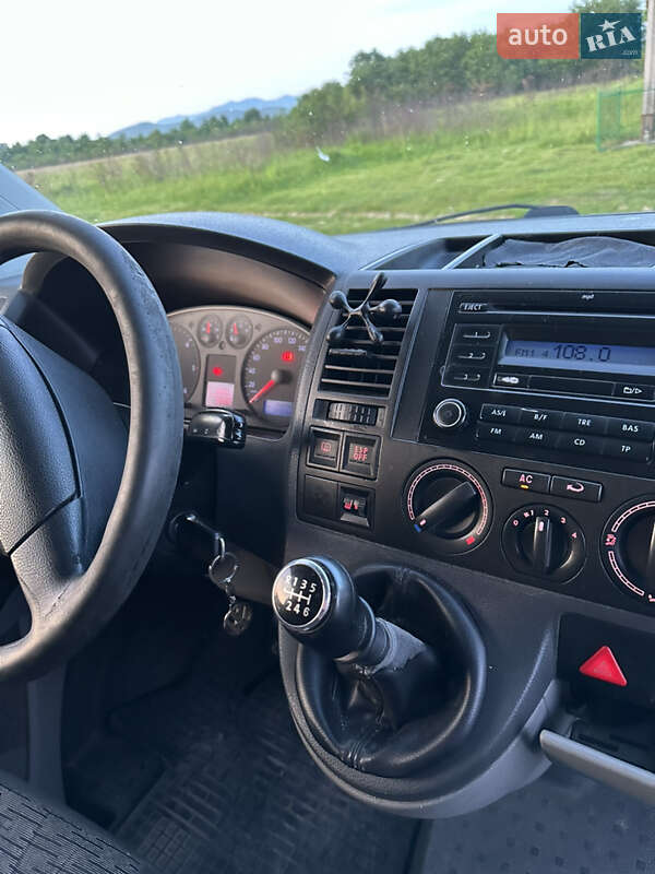 Грузовой фургон Volkswagen Transporter 2007 в Хусте