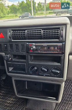 Грузопассажирский фургон Volkswagen Transporter 2000 в 