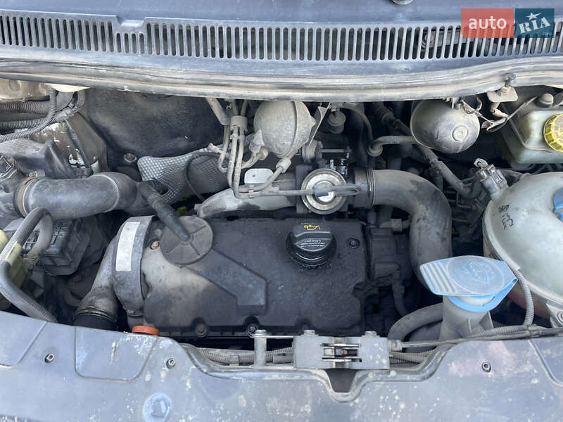 Грузопассажирский фургон Volkswagen Transporter 2004 в Хмельницком