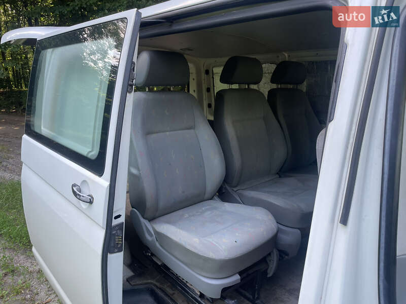 Грузопассажирский фургон Volkswagen Transporter 2004 в Хмельницком