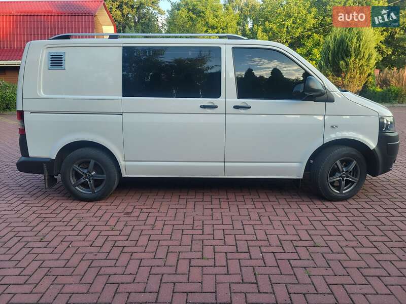 Грузопассажирский фургон Volkswagen Transporter 2015 в Хмельницком