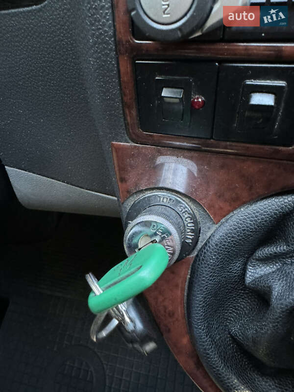 Мінівен Volkswagen Transporter 2004 в Стрию