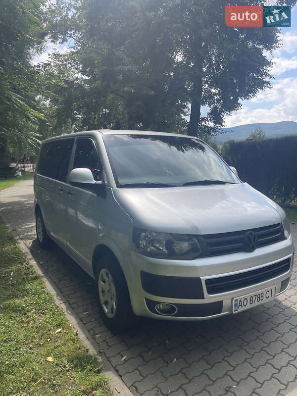 Минивэн Volkswagen Transporter 2011 в Сваляве