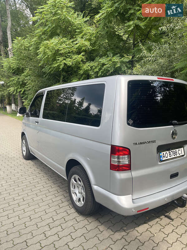 Минивэн Volkswagen Transporter 2011 в Сваляве