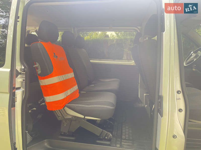 Минивэн Volkswagen Transporter 2011 в Сваляве
