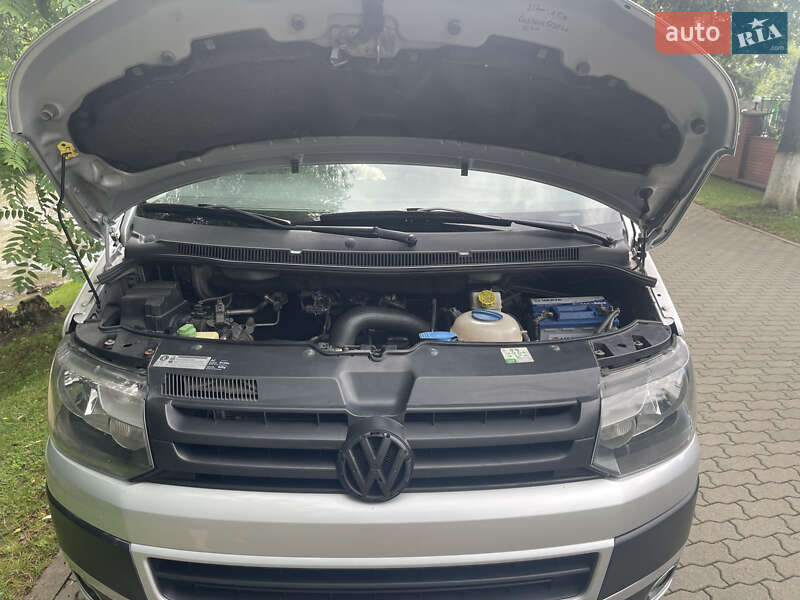 Минивэн Volkswagen Transporter 2011 в Сваляве