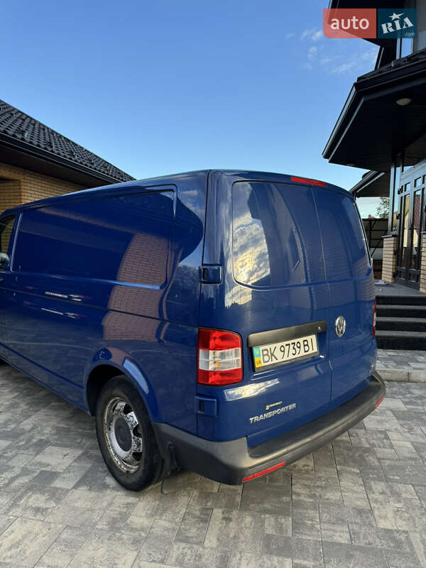 Грузовой фургон Volkswagen Transporter 2013 в Ровно