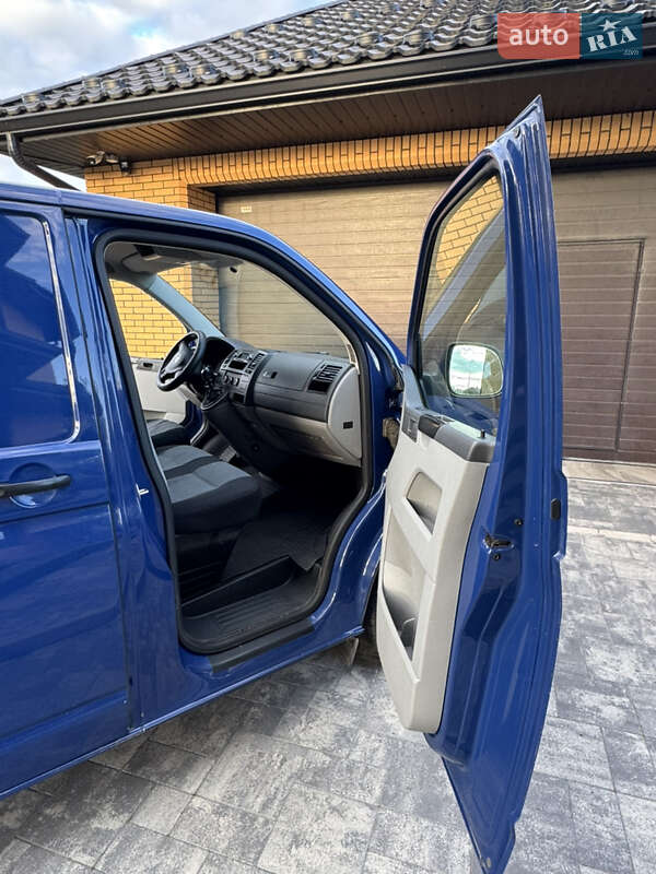 Грузовой фургон Volkswagen Transporter 2013 в Ровно