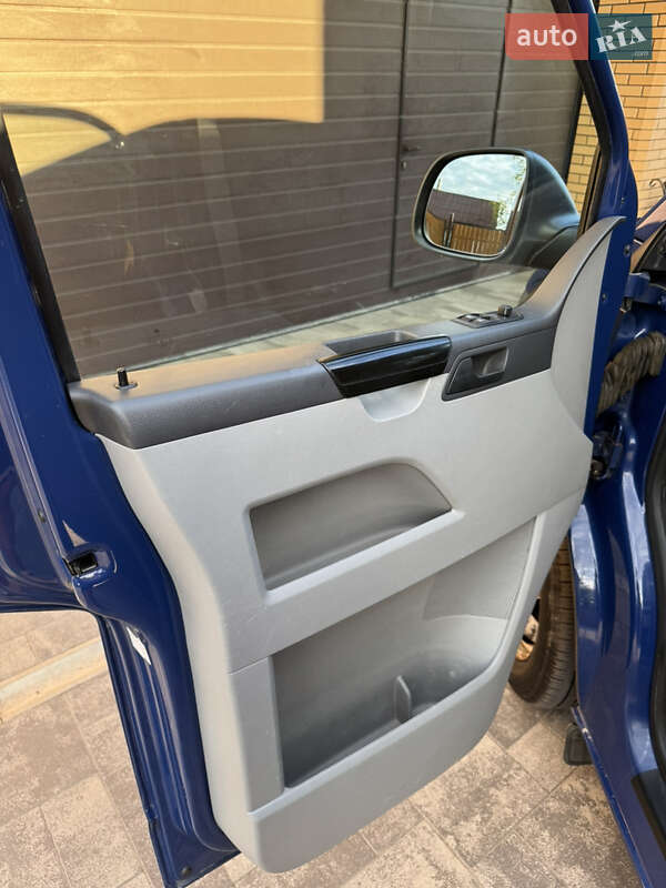 Грузовой фургон Volkswagen Transporter 2013 в Ровно