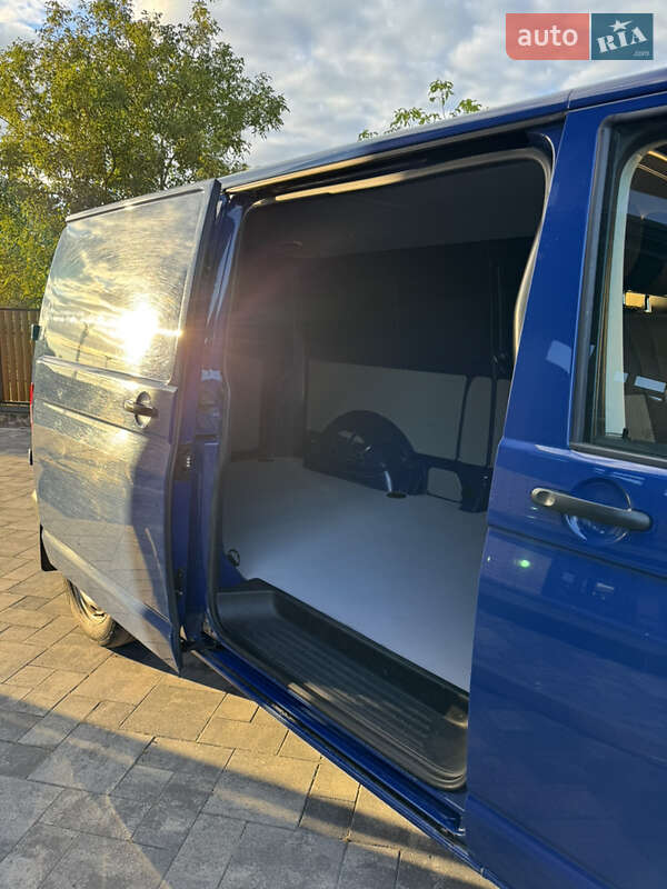Грузовой фургон Volkswagen Transporter 2013 в Ровно