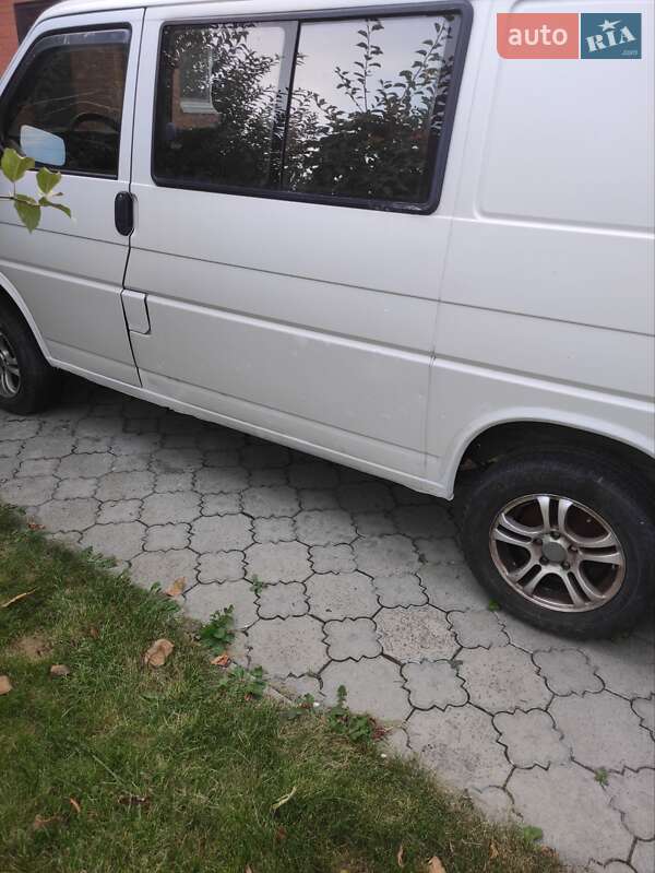 Грузовой фургон Volkswagen Transporter 2002 в Святопетровское