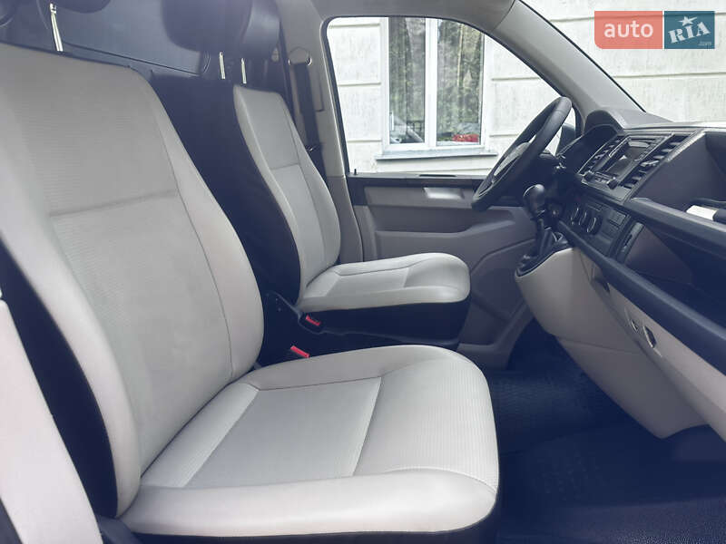 Грузовой фургон Volkswagen Transporter 2016 в Дубно