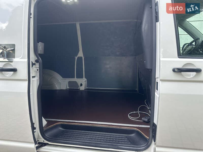 Грузовой фургон Volkswagen Transporter 2016 в Дубно