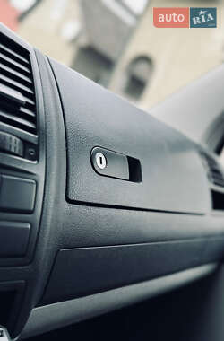 Минивэн Volkswagen Transporter 2010 в 