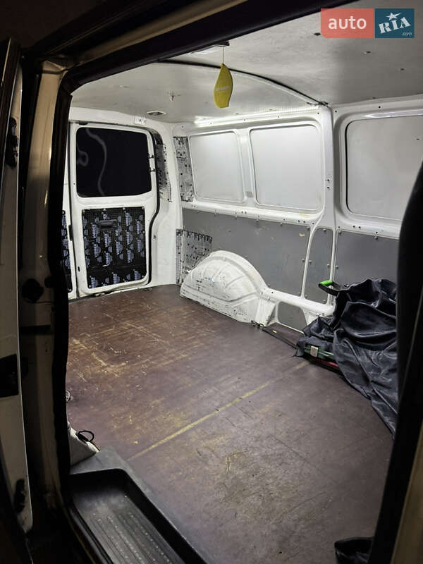 Грузовой фургон Volkswagen Transporter 2012 в Киеве